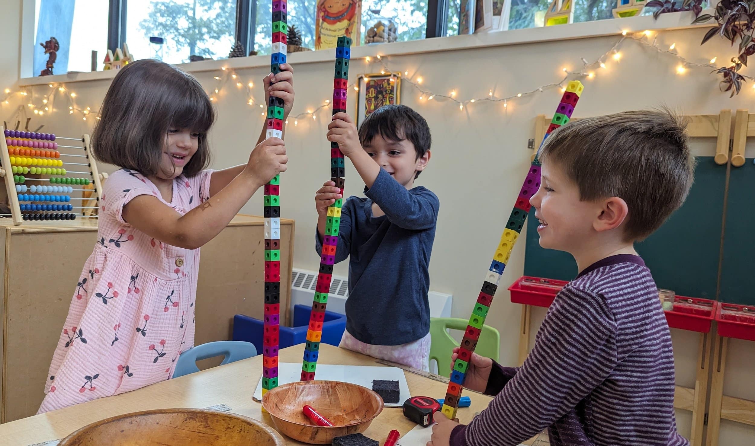 Students-build-towers-with-colorful-blocks